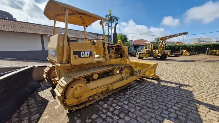 Trator de esteira CAT D5B