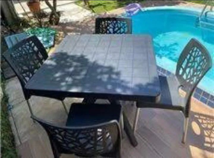 Dining tables in various colors64363743722114122