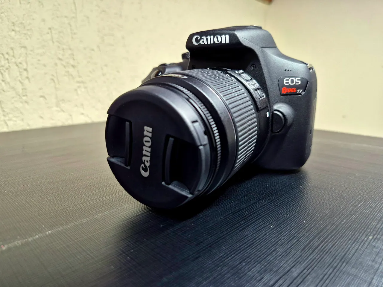Câmera Canon EOS Rebel T7 com Lente