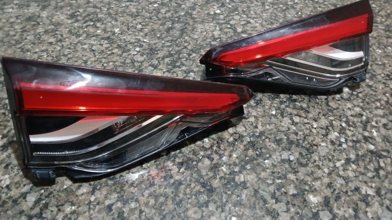 Par de lanterna traseira porta malas Corolla 2020 original