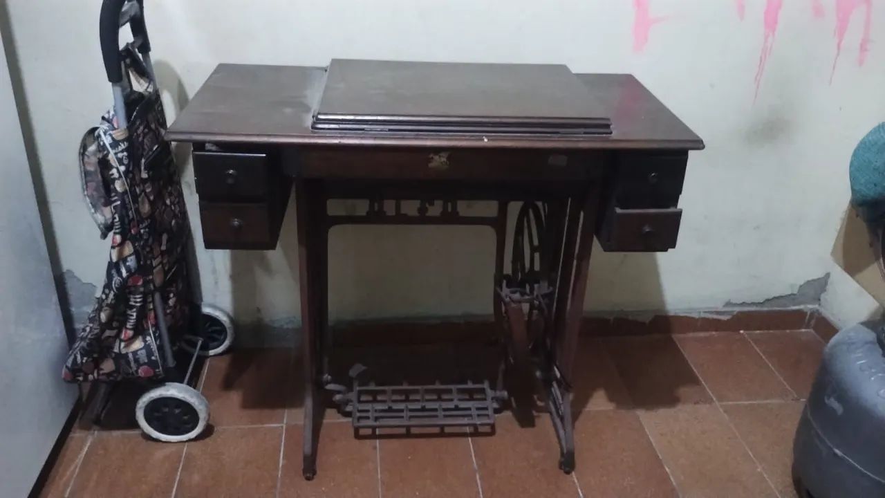 Máquina de costura antiga  - Foto 2