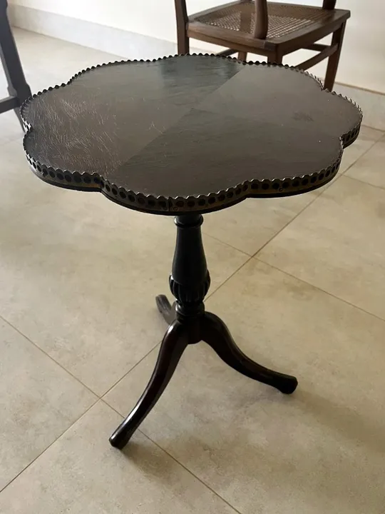 Mesa de canto feitas de madeira em excelente estado