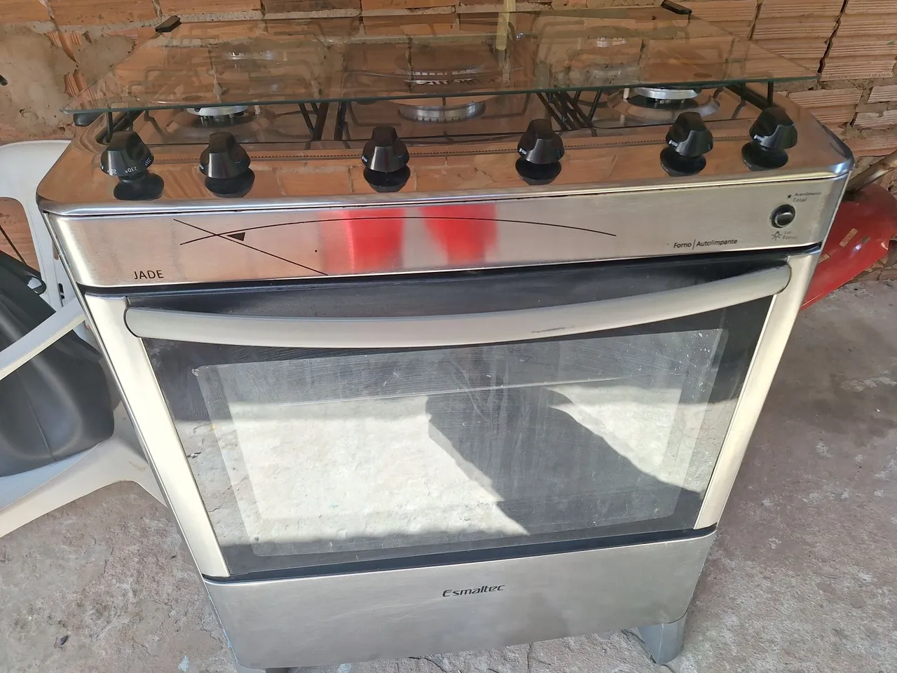 Fogão Esmaltec Jade com 5 bocas e forno autolimpante