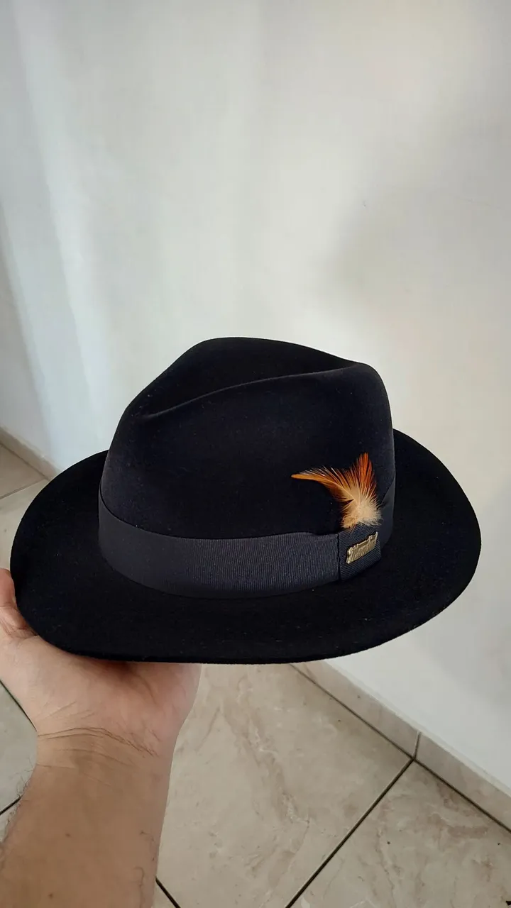 Chapéu Aveludado Preto com Pena