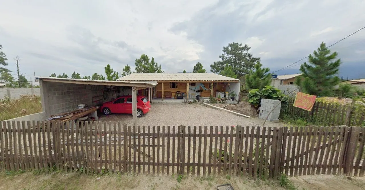 Casa Mista com Amplo Terreno - Passagem do Maciambu em Palhoça/SC