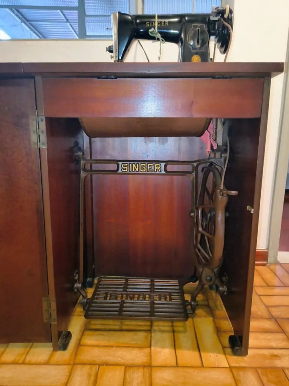 Máquina de costura Singer número de série RA212121 fabricada em 1951 - Foto 3