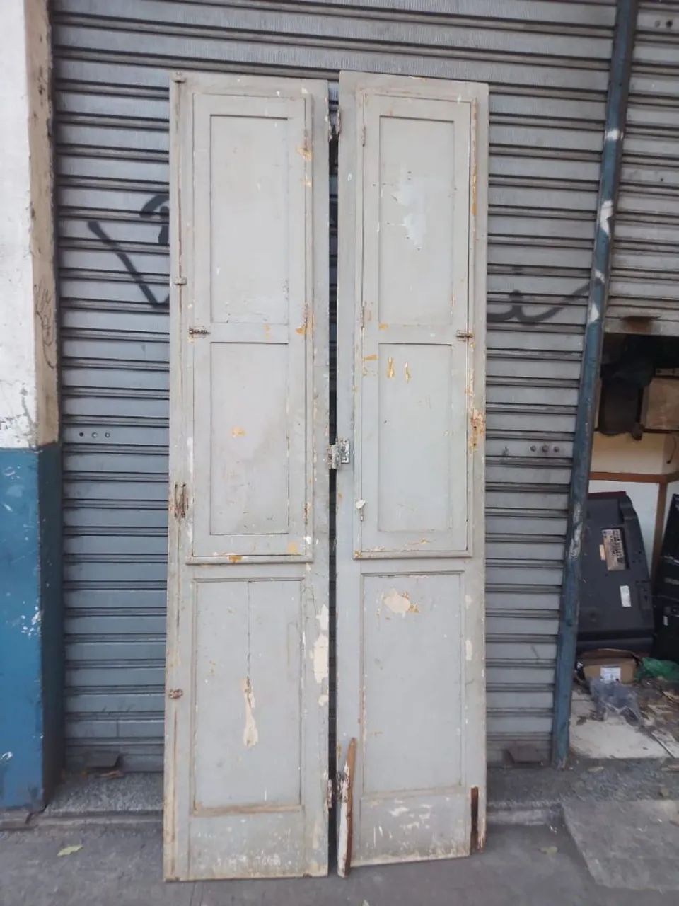 2 Portas de madeira maciça 2,40 altura - Foto 2
