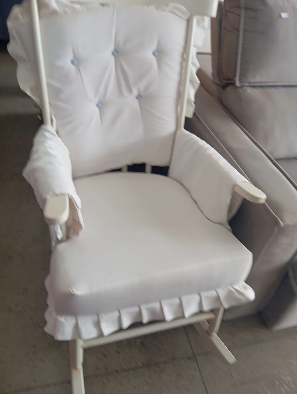 Poltrona de balanço branca para bebê