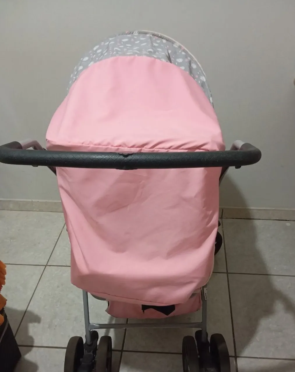 Carrinho de bebê rosa