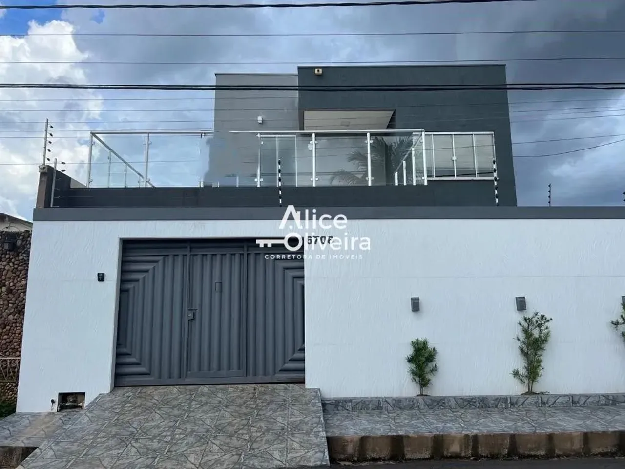 Casa à Venda com 4 quartos, 5 banheiros, 2 vagas e 297m² por R$ 750.000