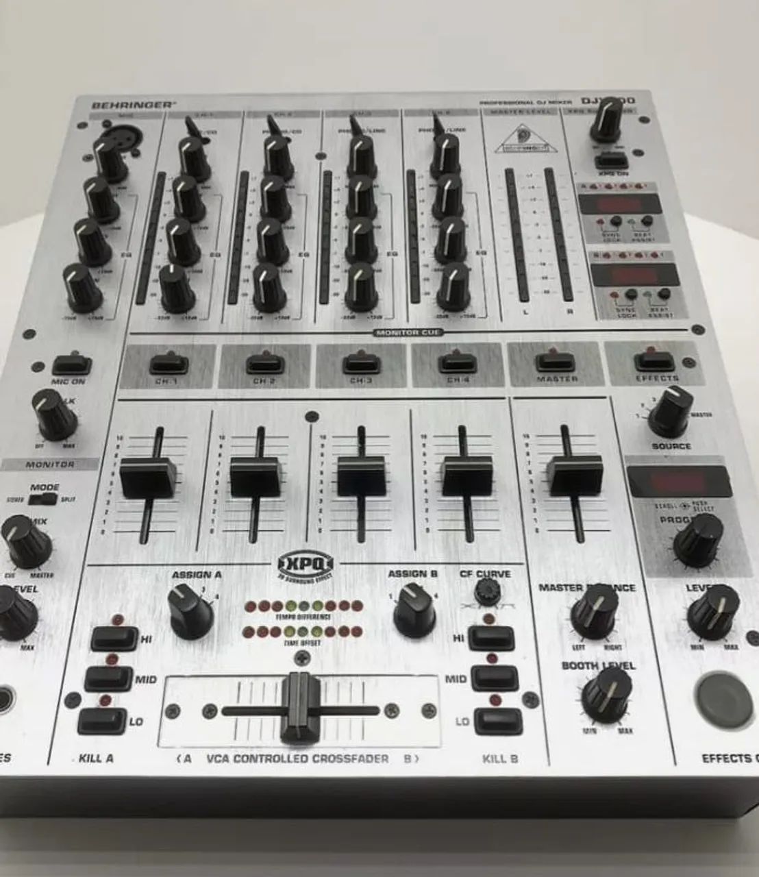 Mesa de DJ Behringer
