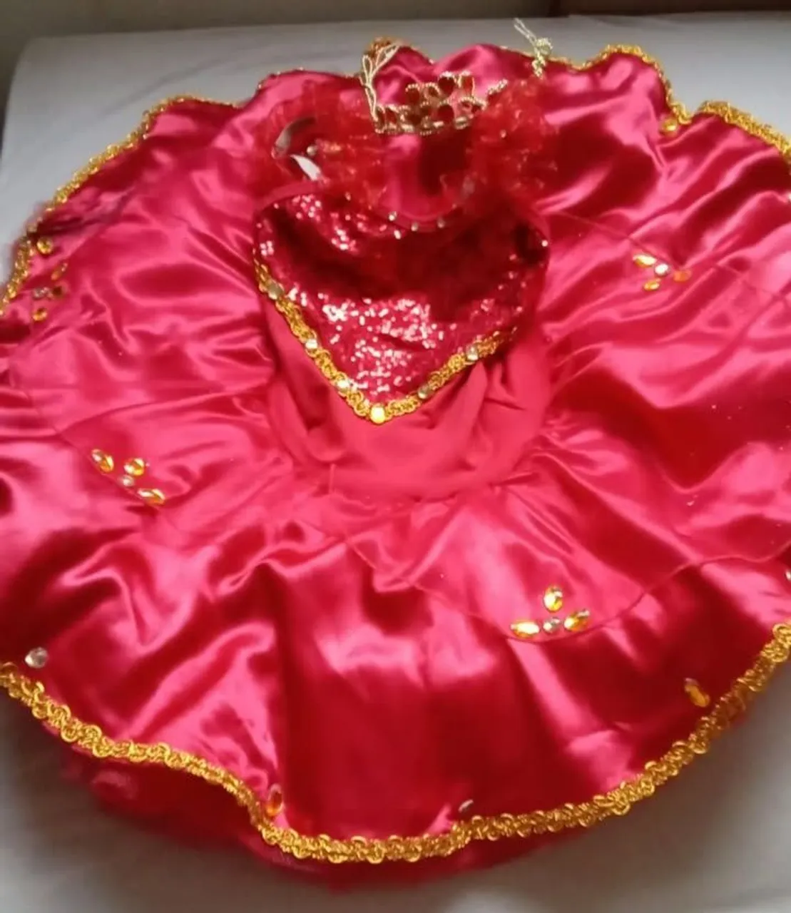 Vestido Vermelho Infantil com Detalhes Dourados