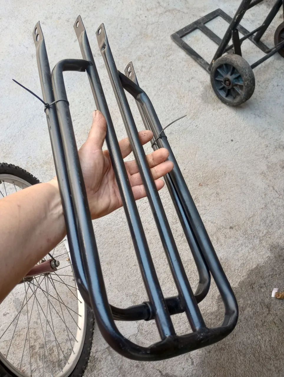 Bicicleta aro 26 com capacete  - Foto 4