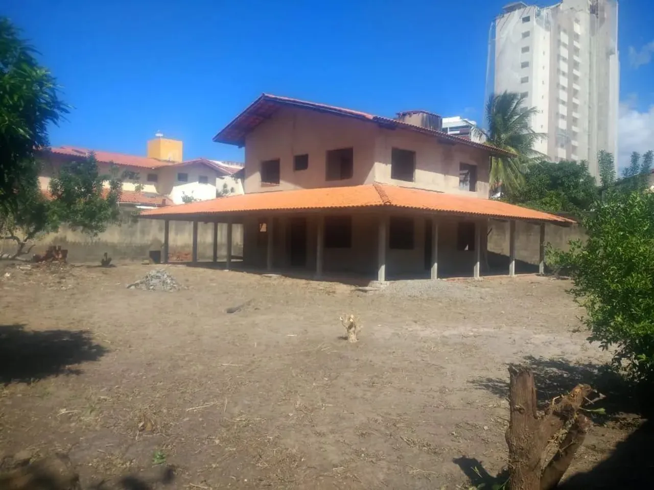 Terreno c/ 495m² próx. ao TRE e Chico do Caranguejo Sul, nascente, murado, c/ Casa Duplex 