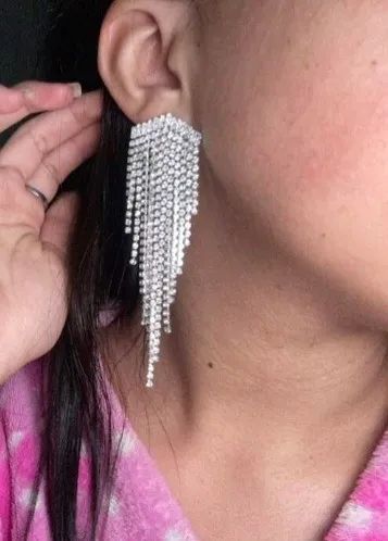 Brinco Leve e Longo de Strass (novo) - Foto 4