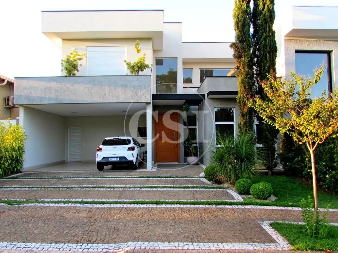 Casa de alto padrão no Residencial Figueira Branca, 3 suítes, piscina, espaço gourmet