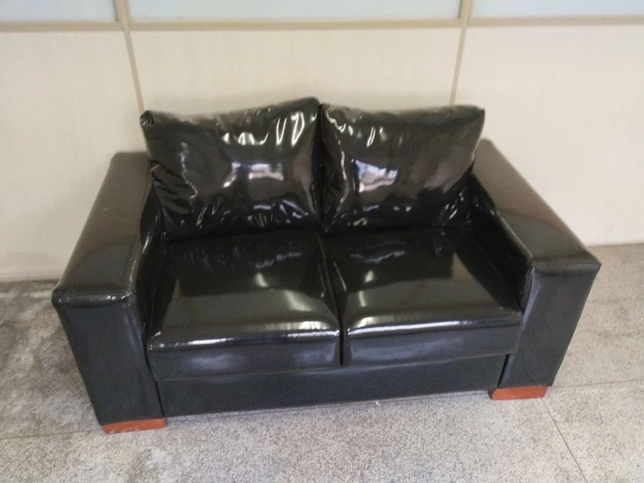 Sofá de 2 lugares preto - Tecido Brilhante - Em Ótimo Estado - Design Moderno 