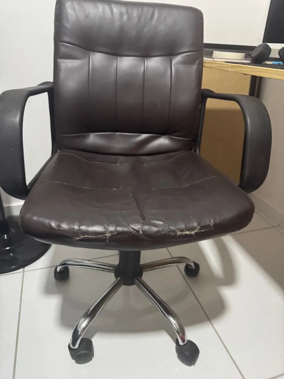 Cadeira para escritório semi nova - Foto 3