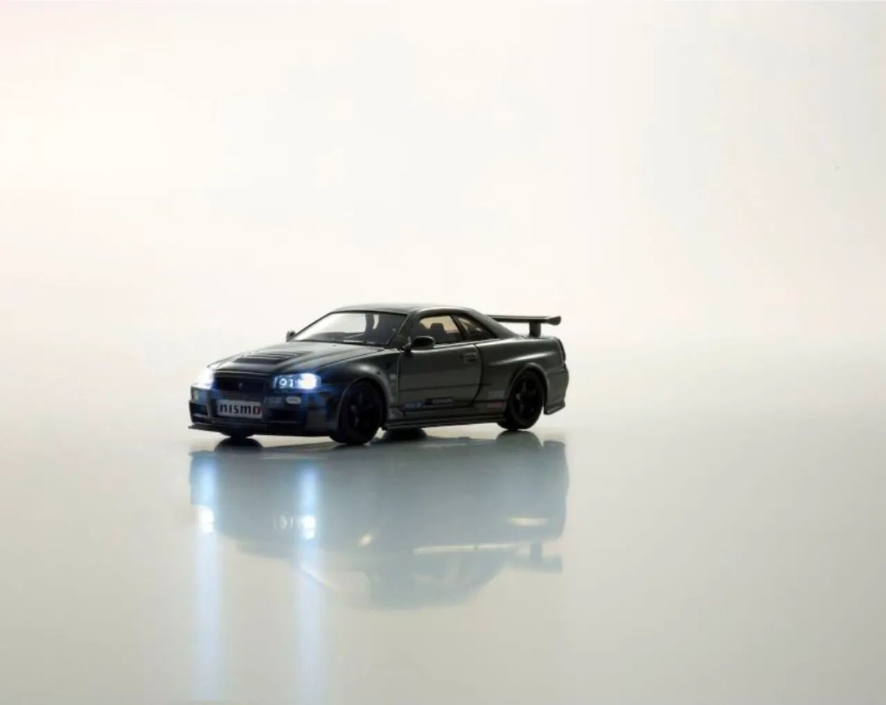 Kyosho 1/64 Nissan SkyLine GT-R Nismo R34 + Base de LED MOTN