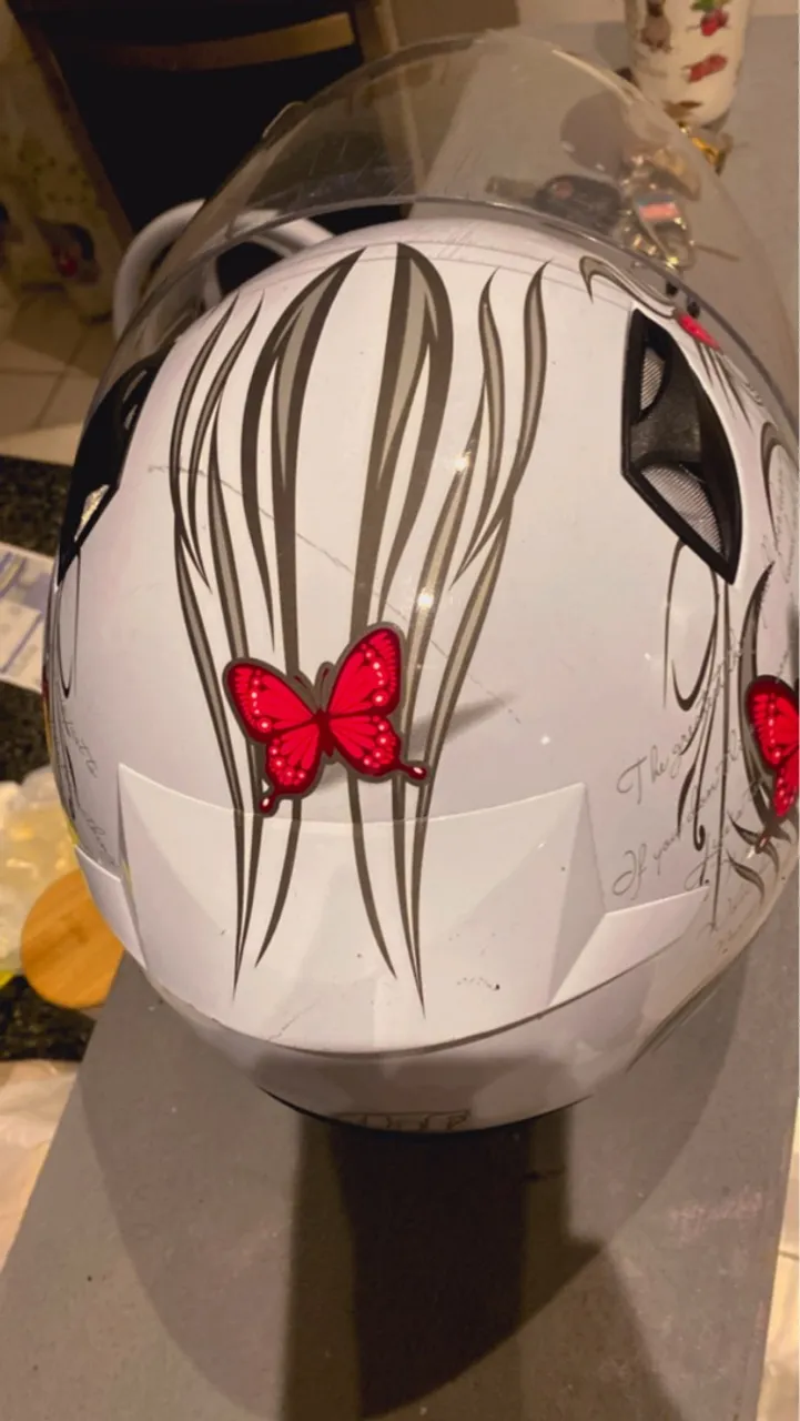 Capacete Branco Decorado com Borboletas - Design Exclusivo!