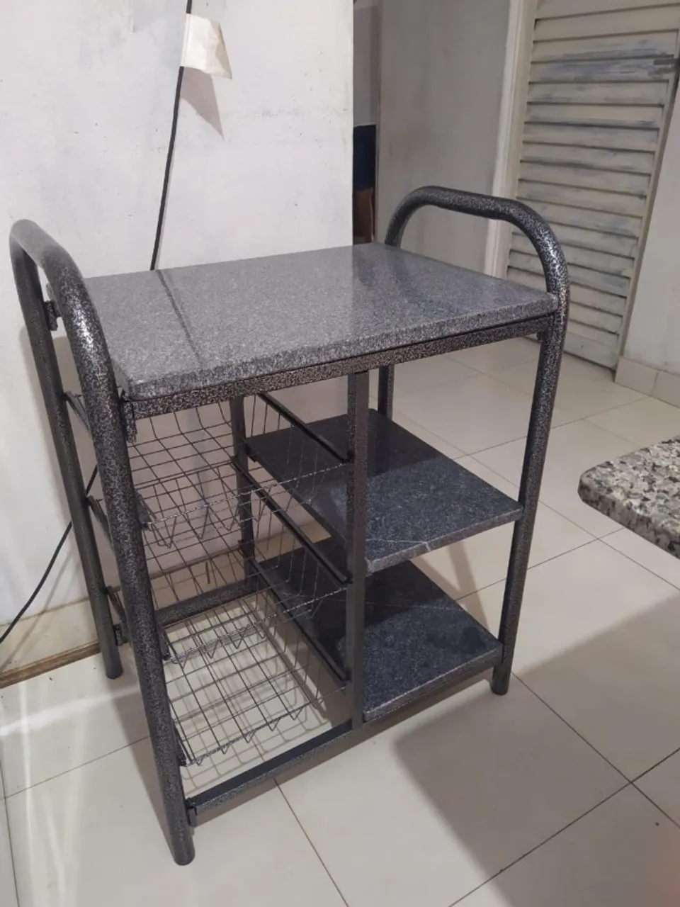 Fruteira com pedras de granito