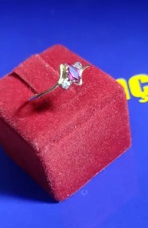 Anel Lindo Pedra Zircônia 9 x 3 mmOuro 18 kilates Peso 0.80 Gramas                        
