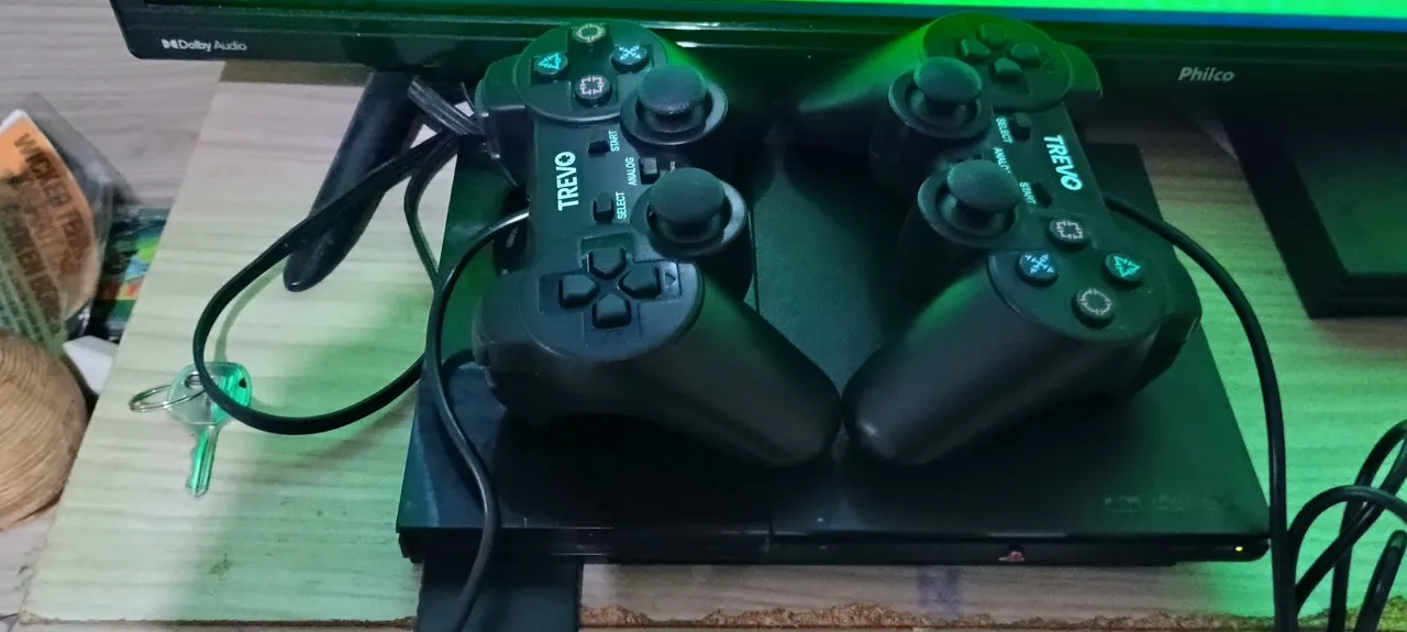 Playstation 2 + 2 Controles Trevo rodando jogos no Cd e pen drive completo