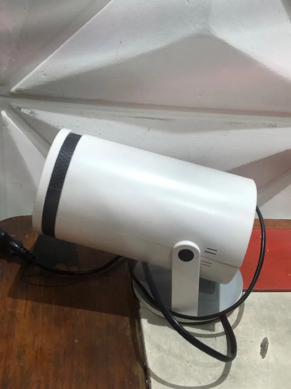 Projetor Portátil Branco - Qualidade de Imagem Incrível! - Foto 2