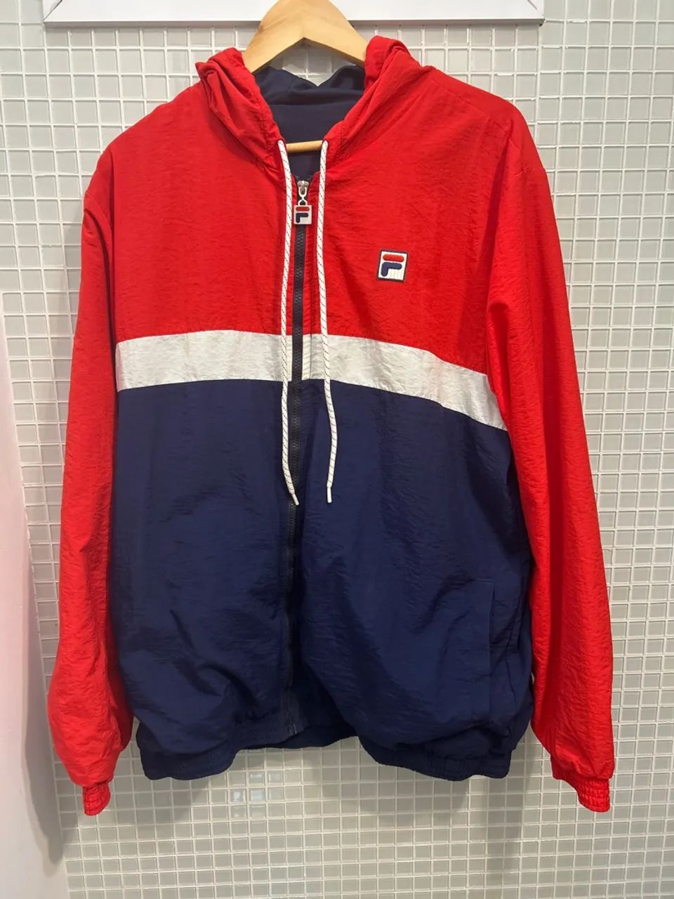 Jaqueta Fila Windbreaker Vermelha, Azul e Branca