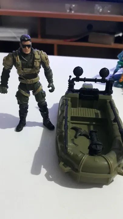 Boneco de ação militar com barco inflável
