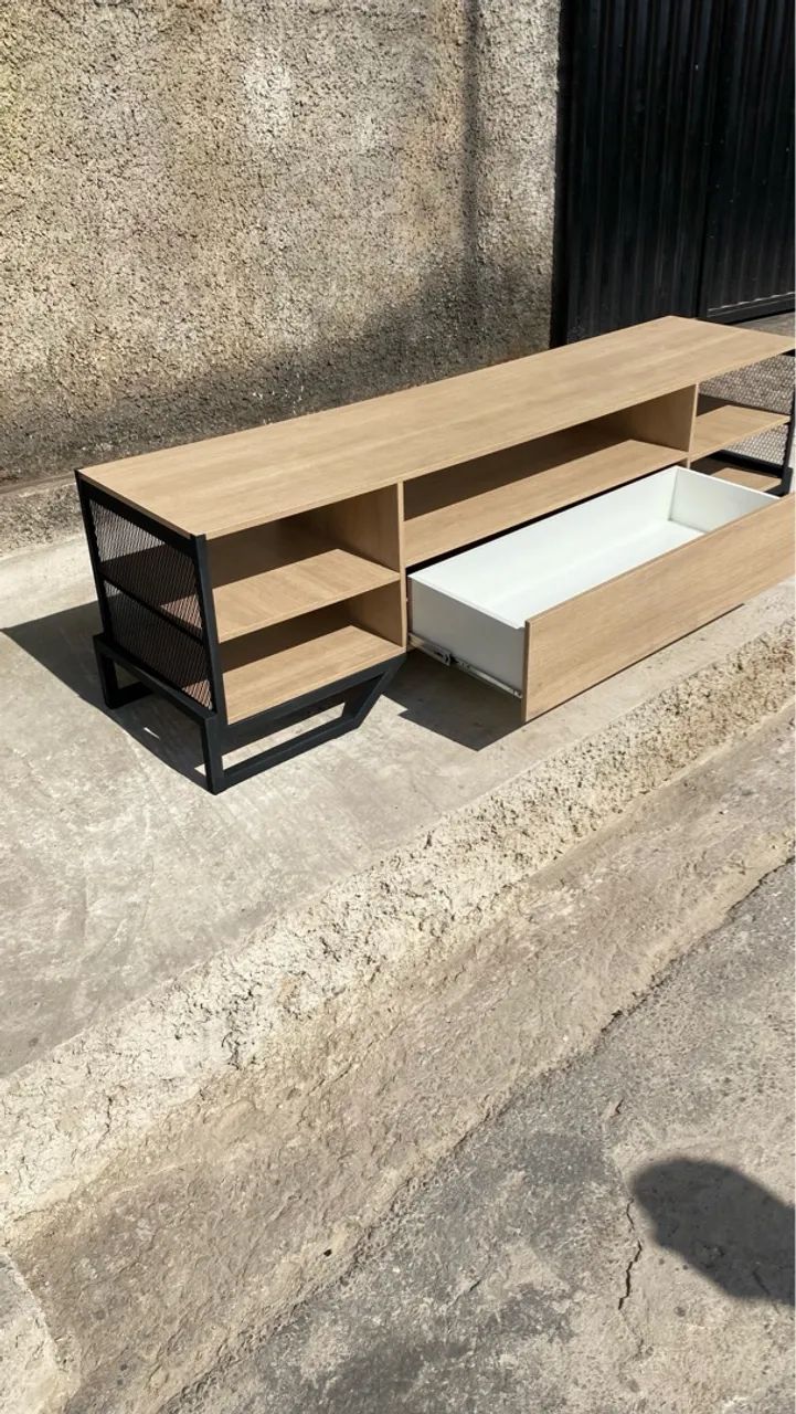 Rack moderno com estrutura em metal e madeira - Foto 5
