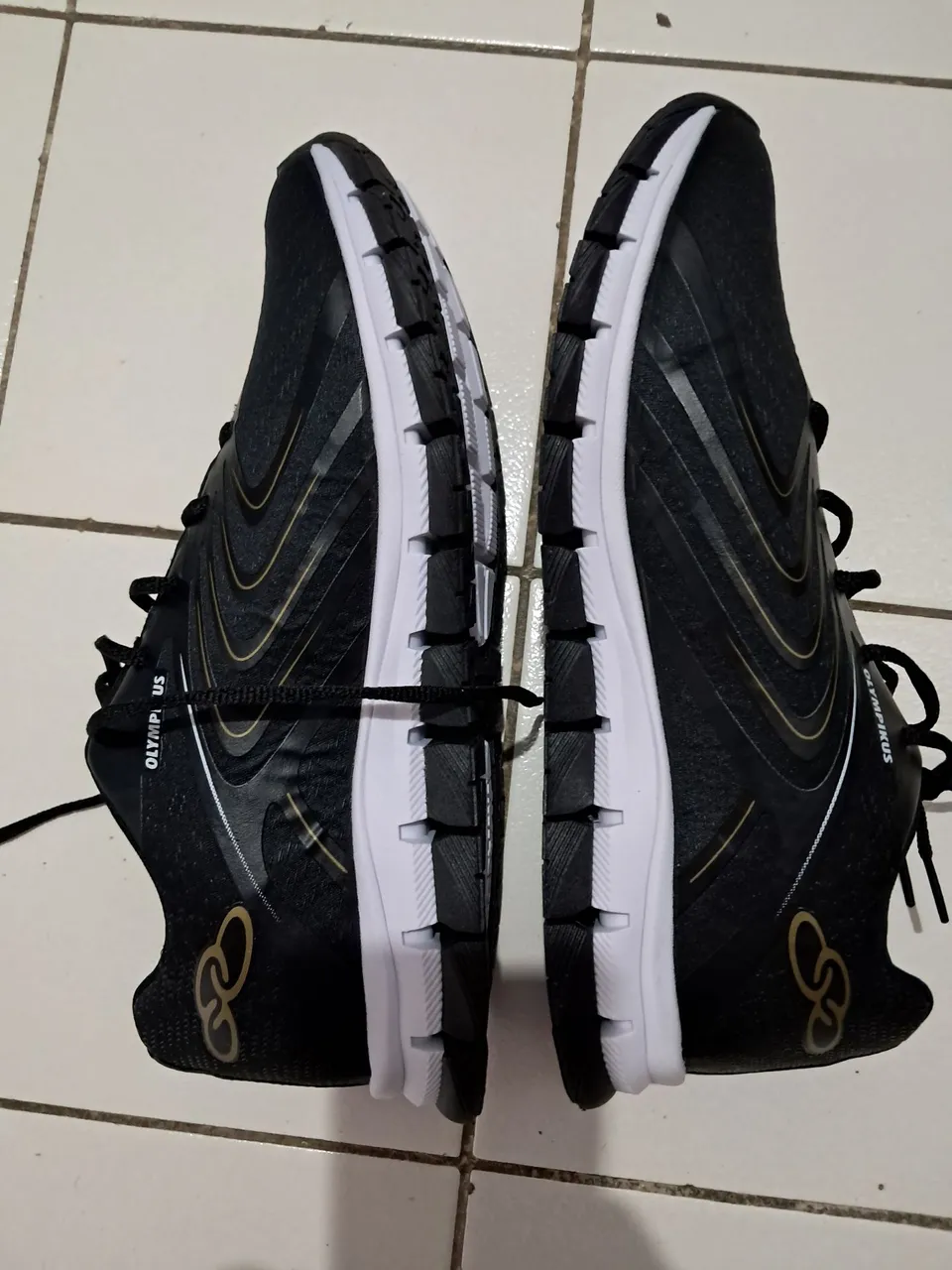Tênis Olympikus Preto com Detalhes Dourados