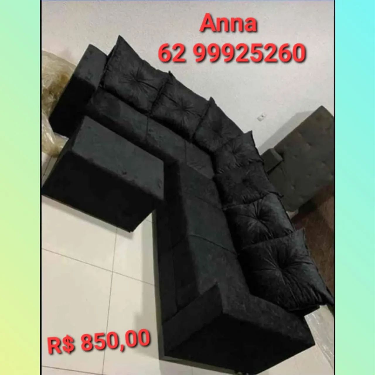 Sofá de canto preto com almofadas