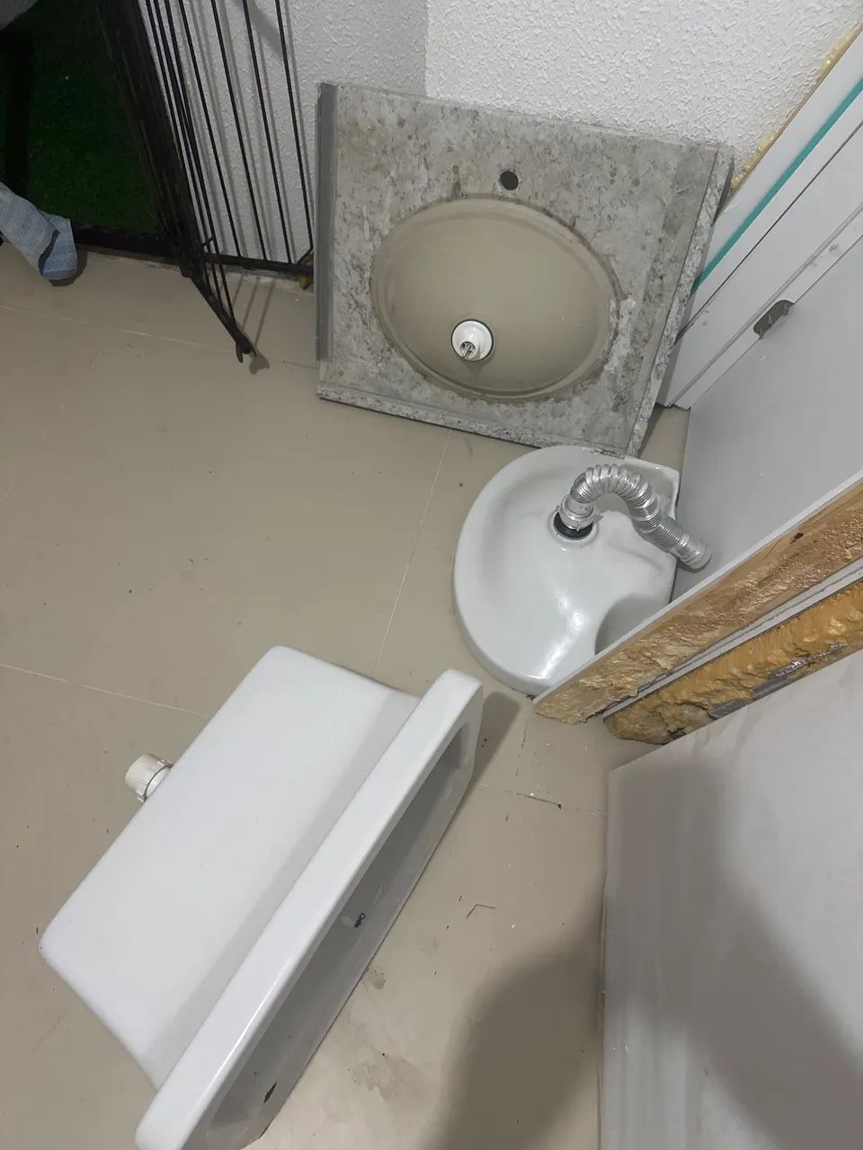 Tanque, bancada e lavatório com válvulas 