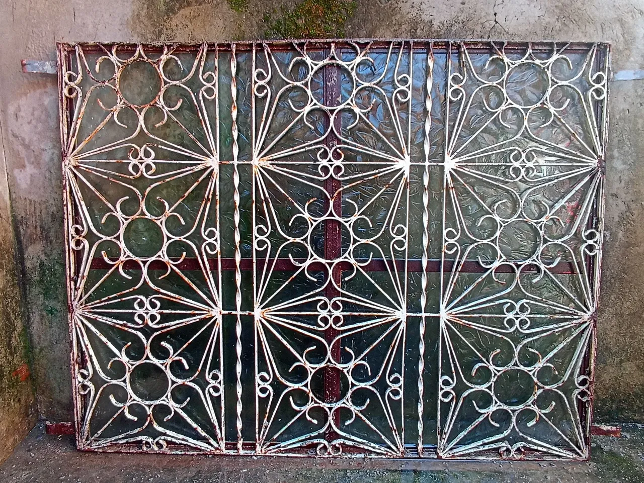 Janela de ferro com design ornamental