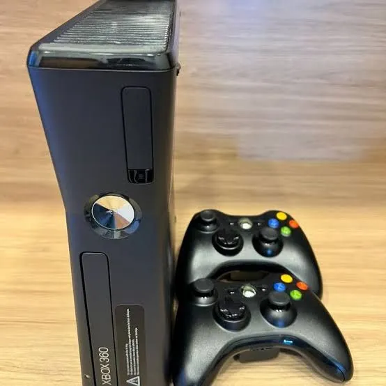 Xbox 360 Slim Desbloqueado - 2 Controles (Aceito Cartão)