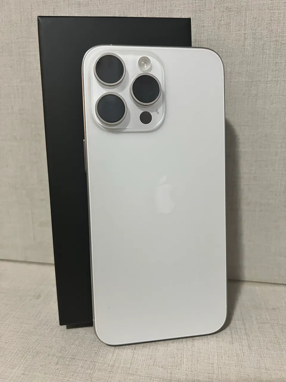 iPhone 15 pro max 256gb branco titanium - Celulares e