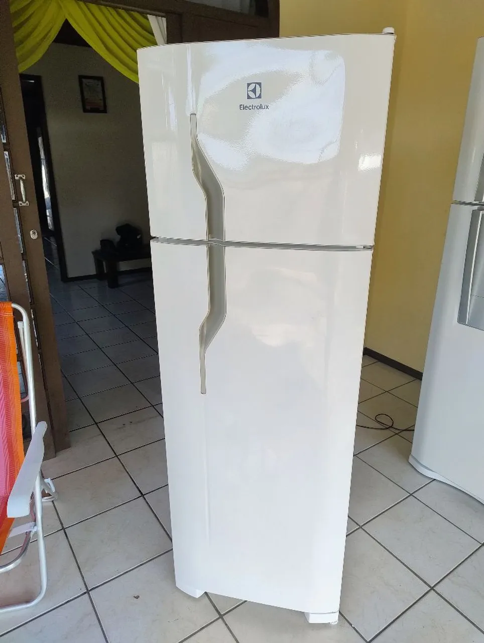 ?vendo geladeira Eletrolux gelo seco 380 litros? SEMI NOVA?