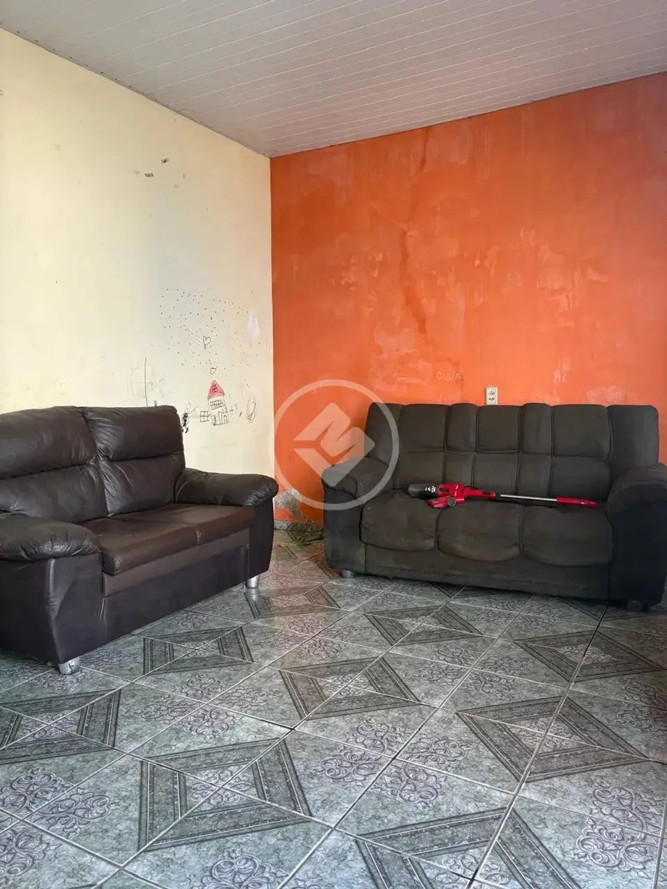 Vende-se casa no Jardim Imperial com ótima localização, próximo a Avenida da Palmeiras. co