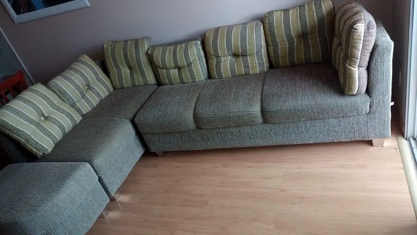 Sofa de canto com 5 lugares tipo suede cor cinza medio com 7 almofadas e cantoneira móvel  - Foto 2