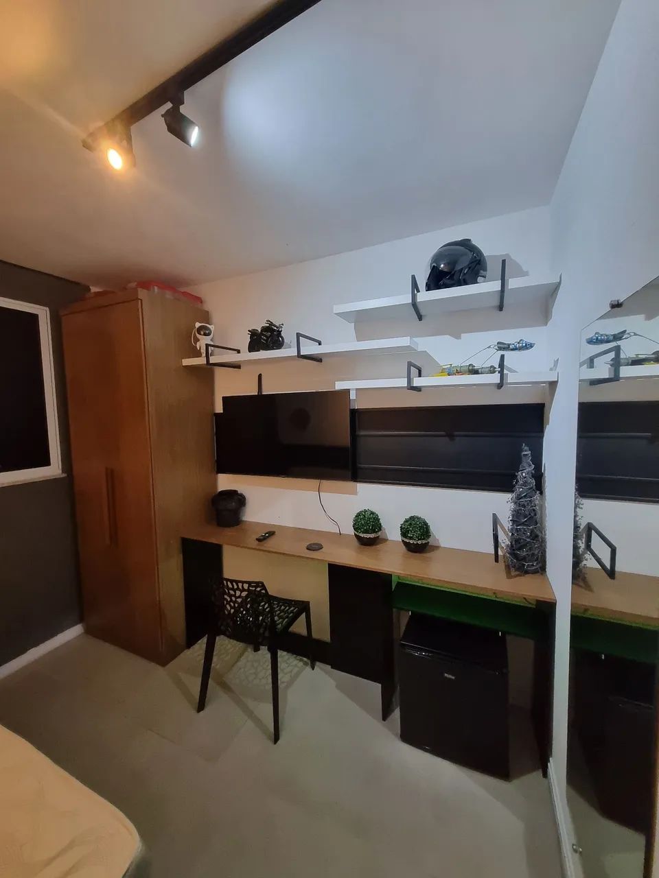 Quarto mobiliado e decorado 
