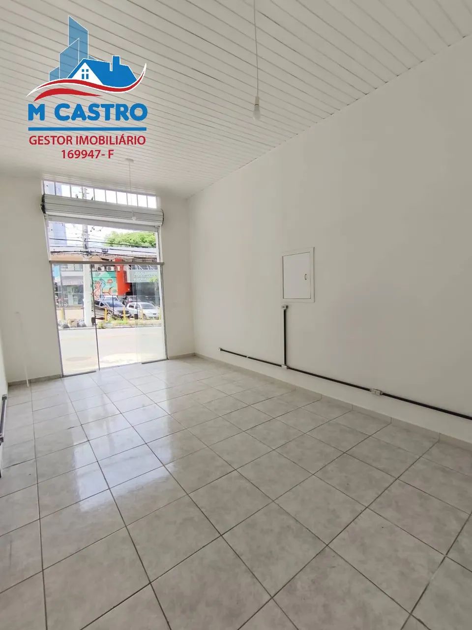 Salão Comercial - Depósito + Banheiro