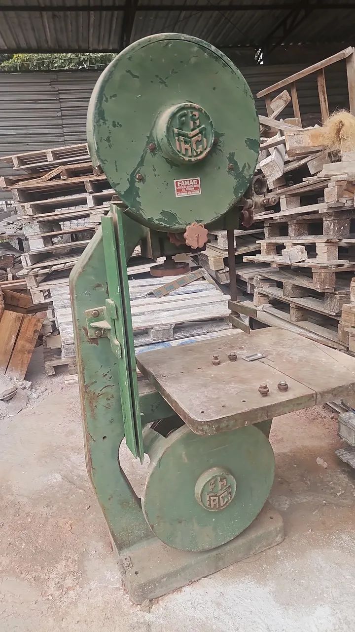 Serra fita  funcionando perfeitamente  com ou sem motor. 