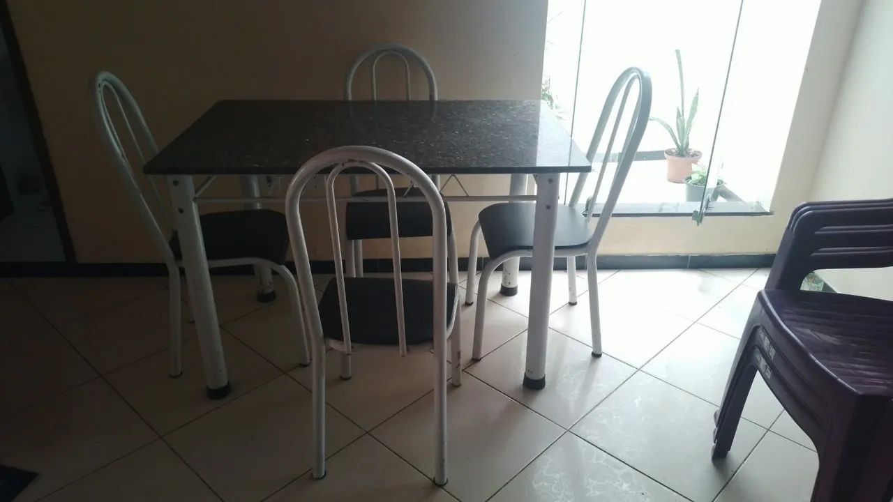 Vendo mesa de mármore com 4 cadeiras - Foto 2