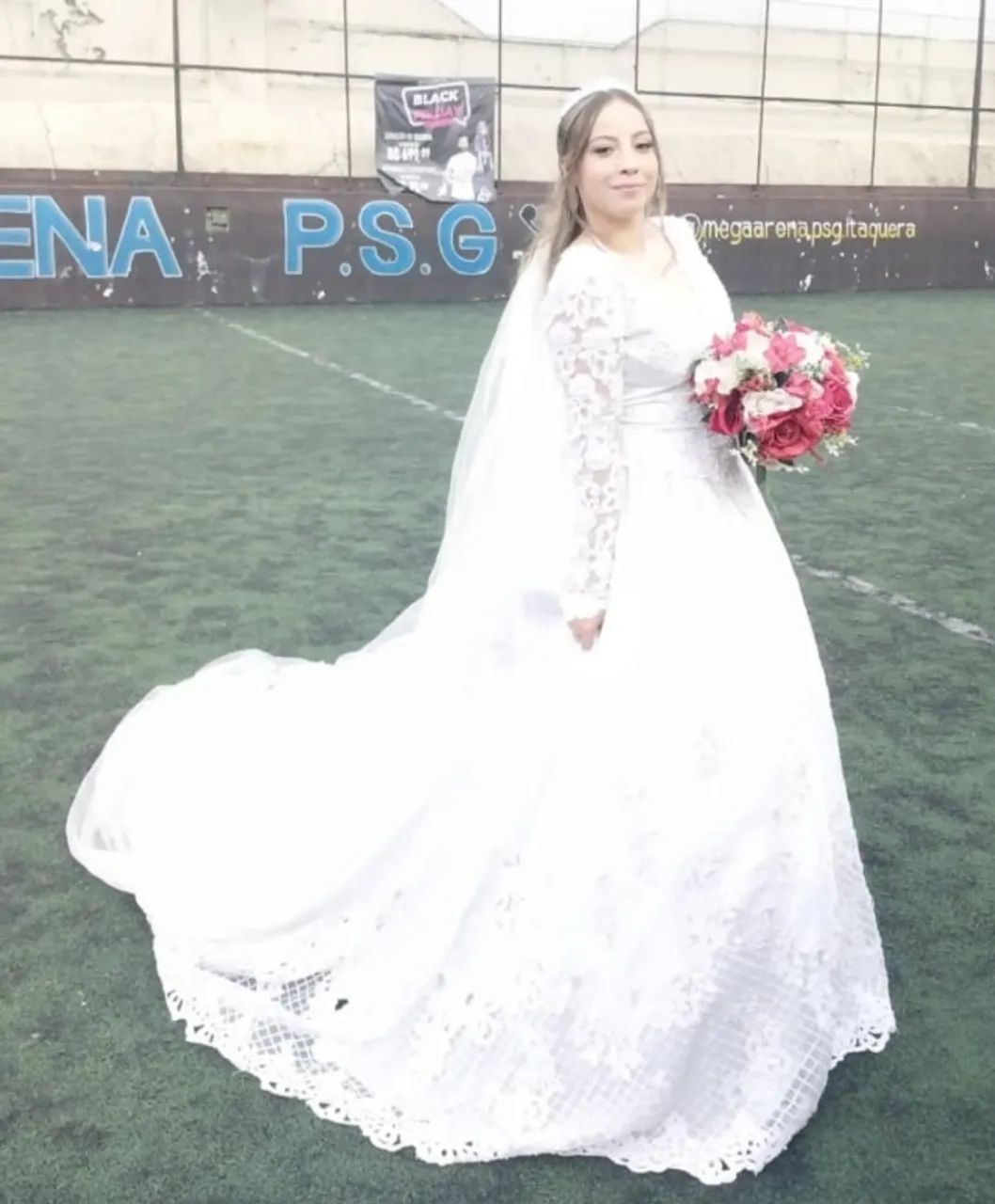 Vestido de noiva com bordados em estilo medieval com saiote e véu 