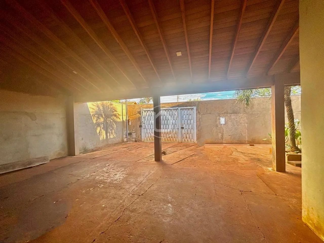 CASA COM 03 QUARTOS E AMPLO QUINTAL - Foto 3