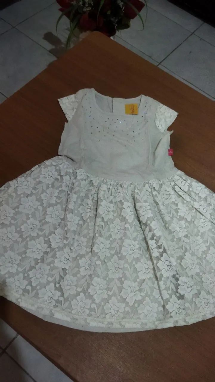 Vestido infantil lindo off-withe com renda e pedrinhas R$55
