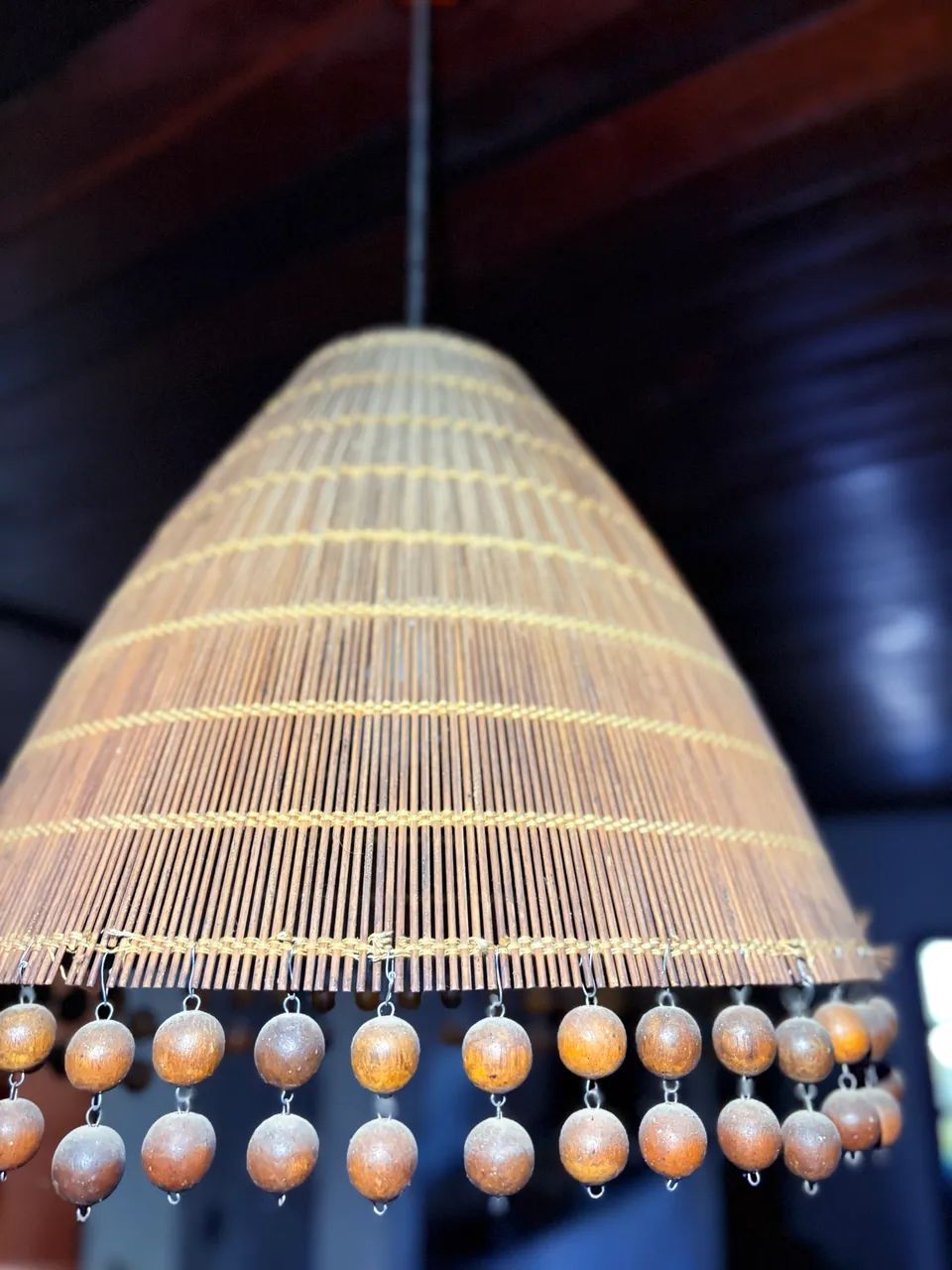 Lustre de palha e madeira