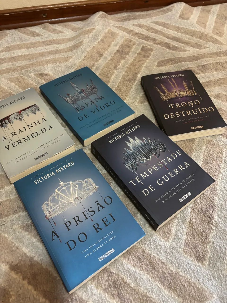 Saga: A rainha vermelha, com conto extra (5 livros)  - Foto 2