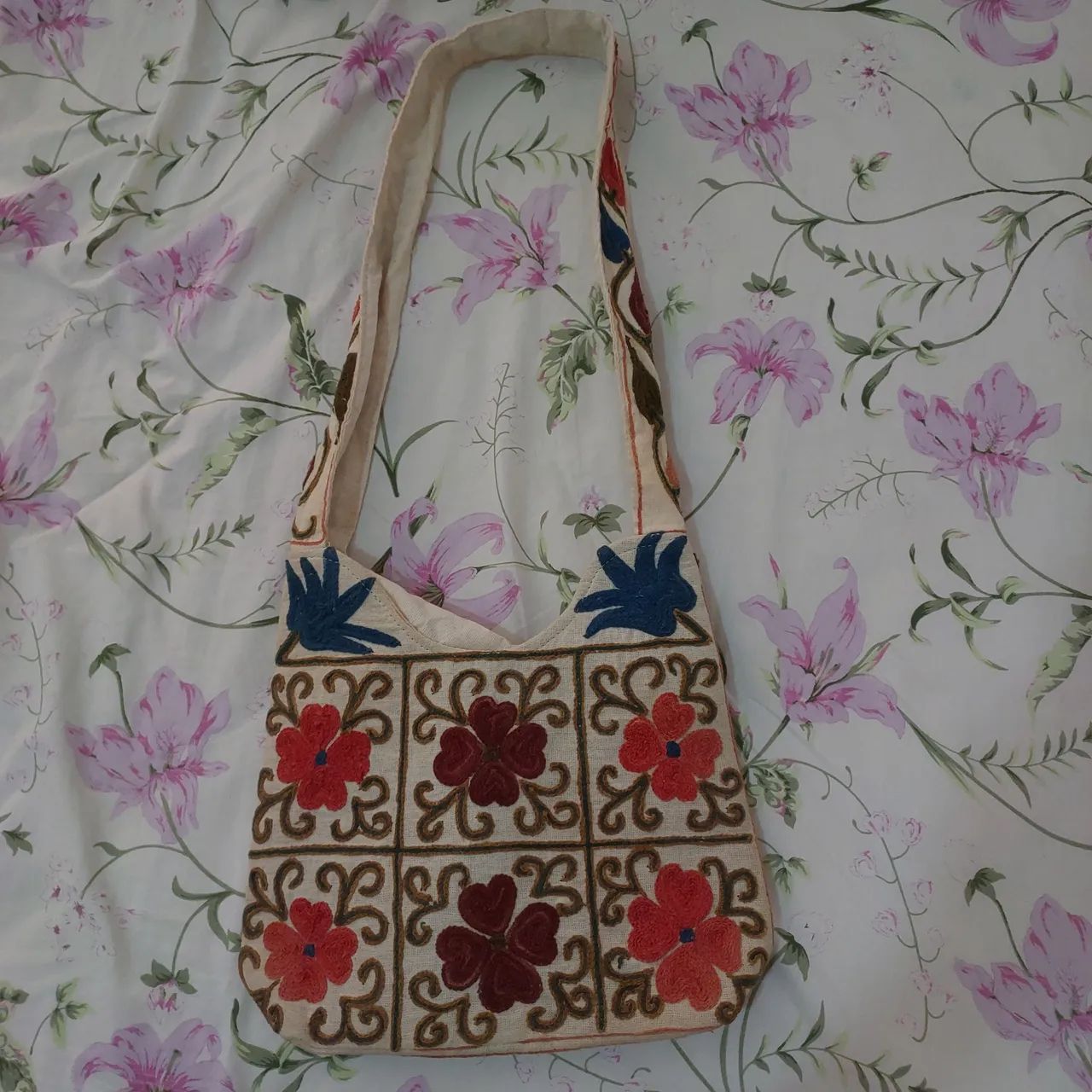 Bolsa de flores com zíper estilo e leveza com charme.